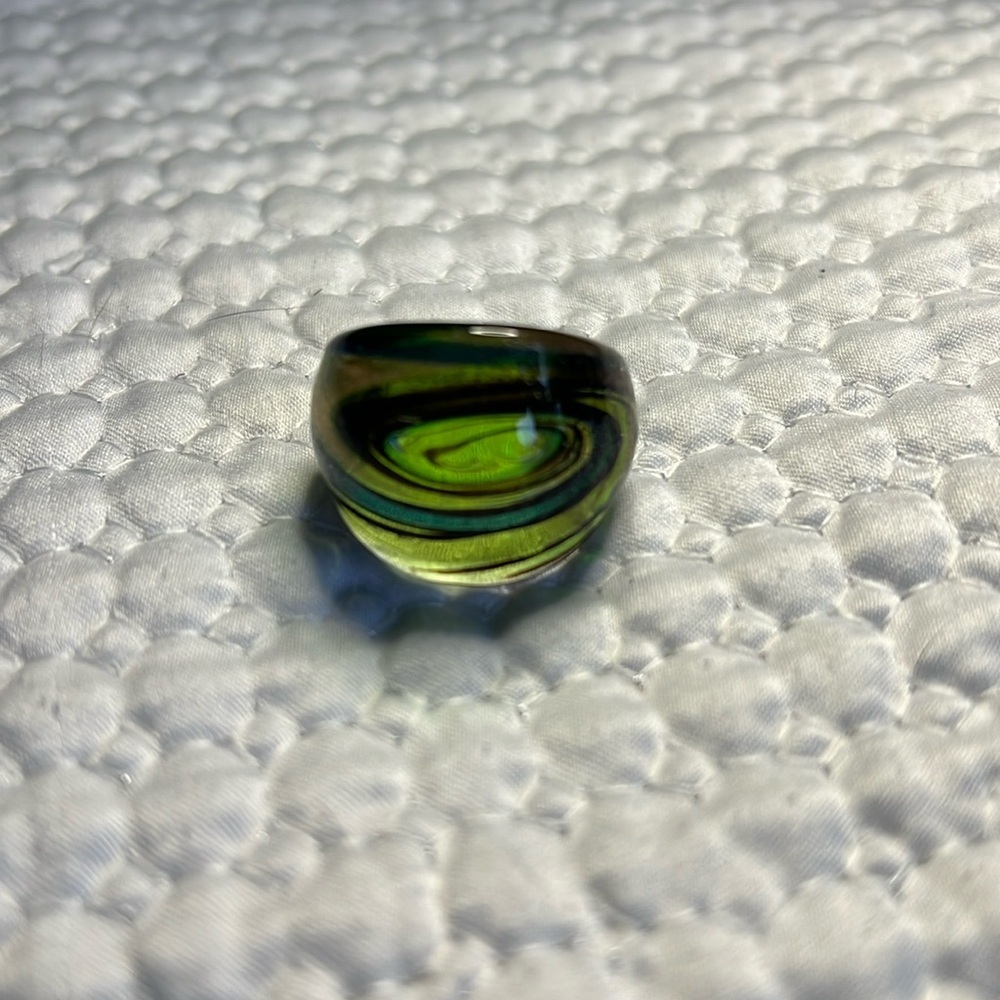 Murano Style Green Swirl glass ring. Size 7. - Picture 3 of 8